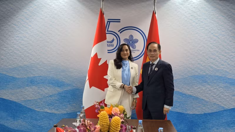 黎怀忠部长会见加拿大外长阿南德。