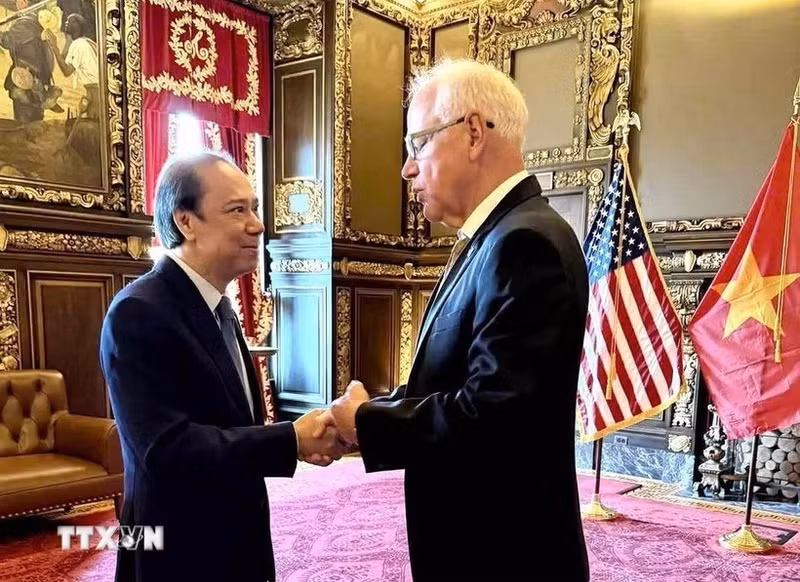 阮国勇大使拜会明尼苏达州州长蒂姆·沃尔兹。（图片来源：越通社）