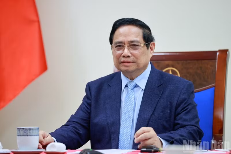 越南政府总理范明正与科威特国首相通电话。