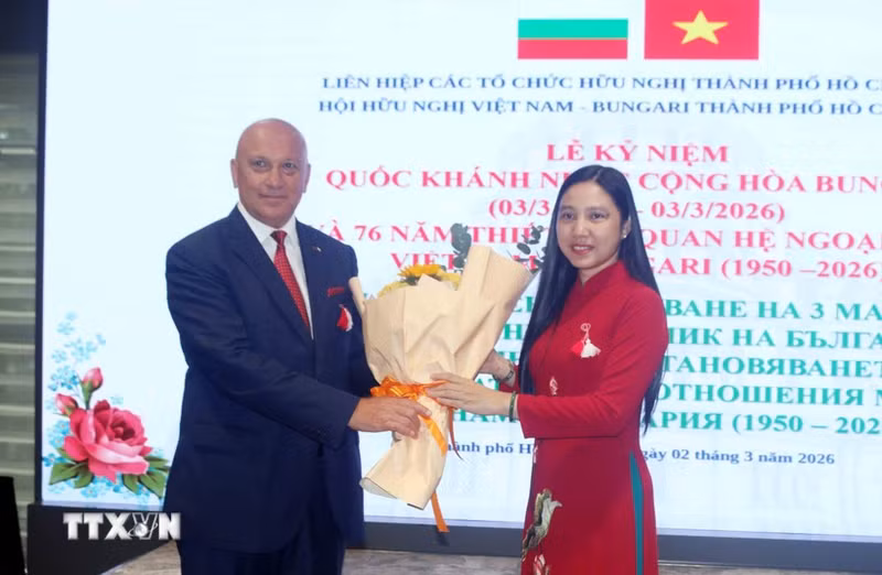 胡志明市各友好组织联合会主席何清向保加利亚驻越南大使帕夫林·托多罗夫送花。（图片来源：越通社）