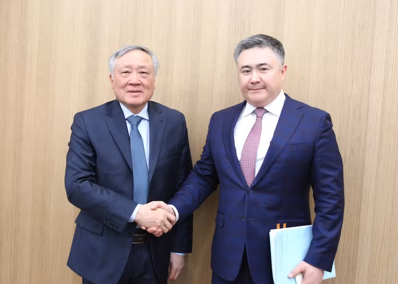 越南政府常务副总理阮和平与哈萨克斯坦国家银行行长提穆尔·苏莱曼诺夫握手。