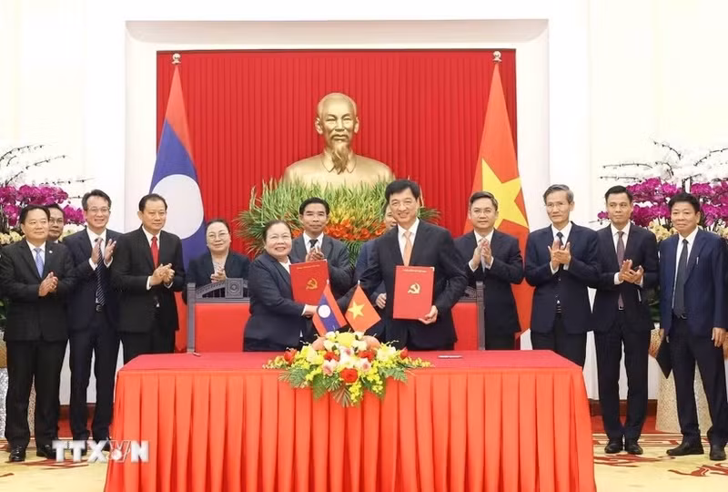 越南共产党中央组织部与老挝人民革命党中央组织部《2026—2031年阶段合作协议》签字仪式场景。
