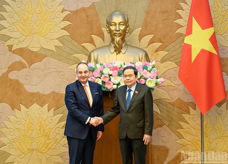 越南国会主席陈青敏会见希腊议会第一副议长普拉基奥塔基斯。（维灵 摄）