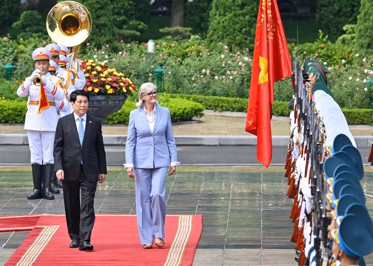 越南国家主席梁强主持隆重仪式 欢迎澳大利亚总督访越。