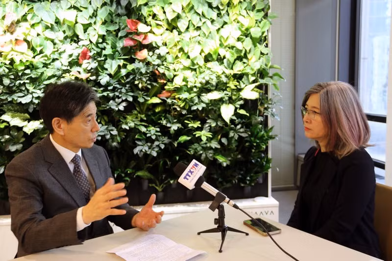 韩国-越南经济文化交流协会常务副主席权成泽接受采访。（图片来源：越通社）