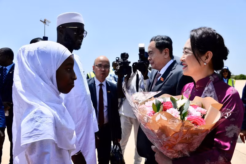 越南国会主席陈青敏及夫人开始对塞内加尔进行正式访问。