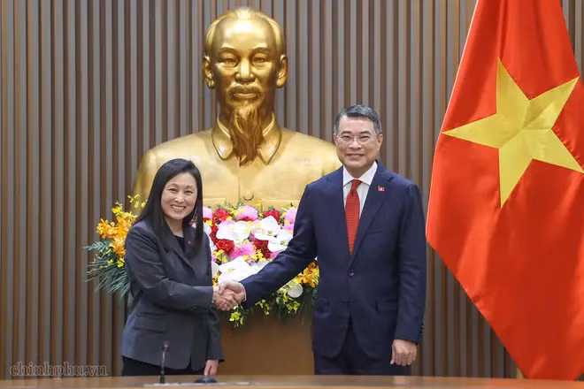 越南政府总理黎明兴会见美国驻越大使詹妮弗·维克斯。