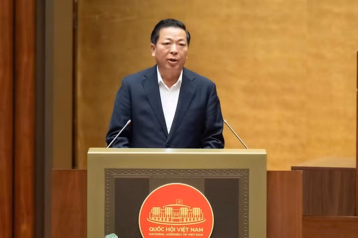 建设部部长陈宏明在会议上发表讲话。