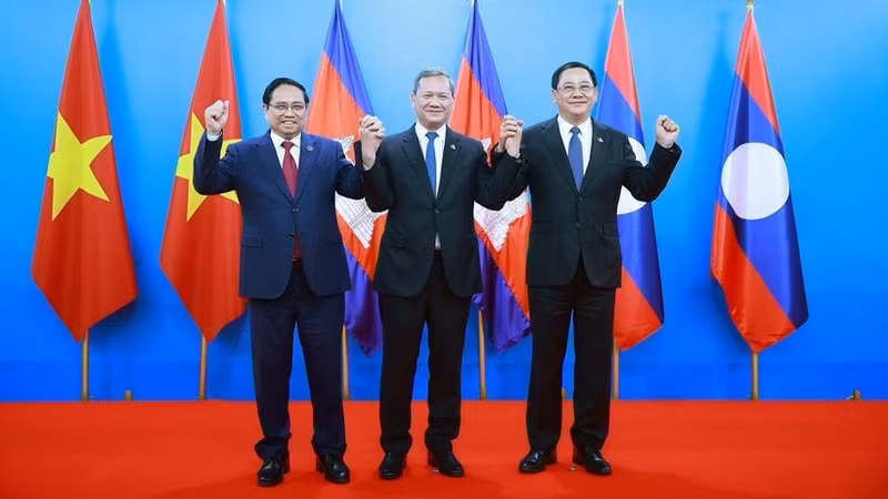 2026年2月6日，在柬埔寨金边举行的越南共产党-柬埔寨人民党-老挝人民革命党三国政党领导人会晤框架下，越南政府总理范明正与柬埔寨王国首相洪玛奈，老挝政府总理宋赛·西潘敦举行会晤。（图片来源：越通社）