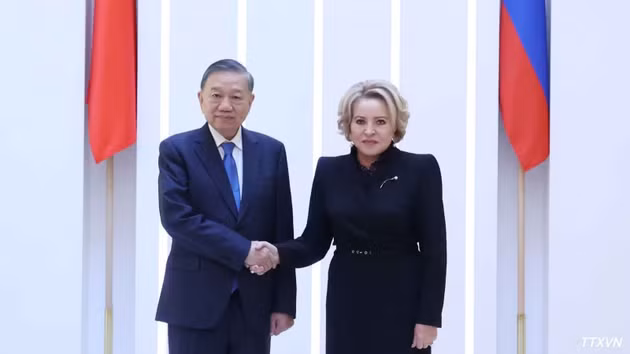 越共中央总书记、国家主席苏林和俄罗斯联邦委员会主席瓦莲京娜·马特维延科。（图片来源：越通社）