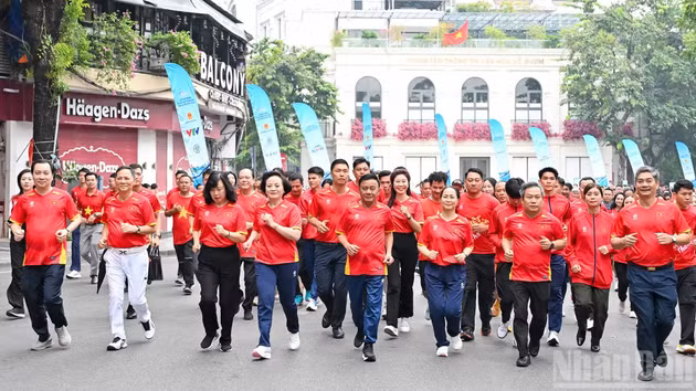 越共中央书记处常务书记陈锦秀出席全民健康运动启动仪式 倡导每位公民至少锻炼一项体育运动 【组图】