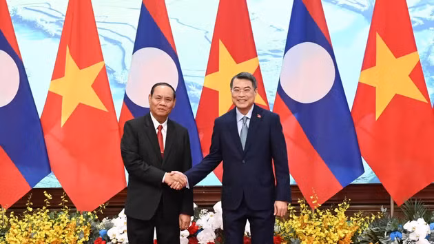 越南政府总理黎明兴会见老挝人民革命党中央书记处常务书记维莱·拉坎丰。