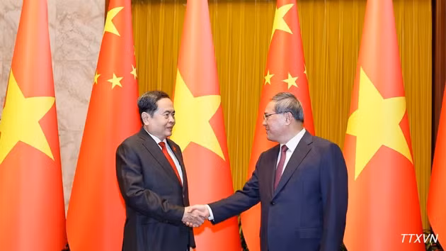 越南国会主席陈青敏会见中国国务院总理李强。（图片来源：越通社）