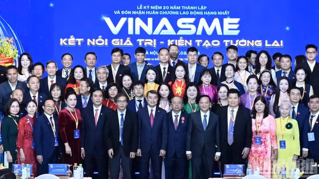 政府总理黎明兴与出席越南中小企业协会成立20周年纪念仪式的各位代表合影。