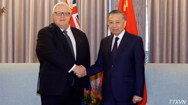 越共中央总书记、国家主席苏林与新西兰议会议长格里·布朗利握手合影。（图片来源：越通社）