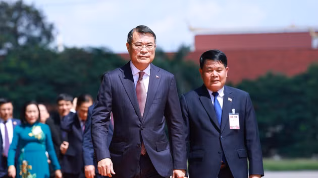 政府总理黎明兴前往首都万象无名烈士纪念碑敬献花圈。