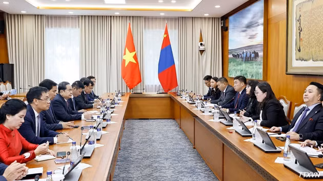 越南国会主席陈青敏会见蒙越友好议员小组代表团。