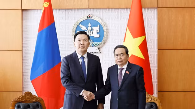 越南国会主席陈青敏与蒙古国总理尼亚木奥斯尔·乌其尔勒握手合影。（图片来源：越通社）