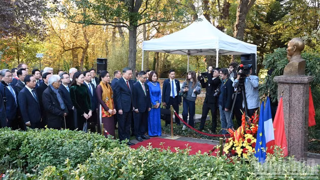 越共中央总书记、国家主席苏林及夫人在胡志明主席雕像前敬献鲜花，深切缅怀胡志明主席。