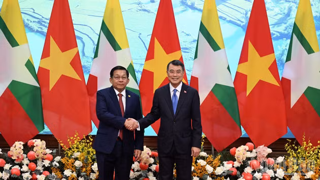政府总理黎明兴与缅甸联邦共和国总统敏昂莱握手合影。