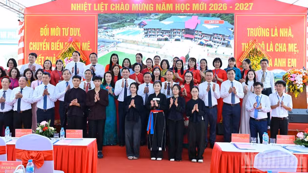 越共中央书记处常务书记陈锦秀和各位代表与北宁省民族寄宿制高中学生们合影。