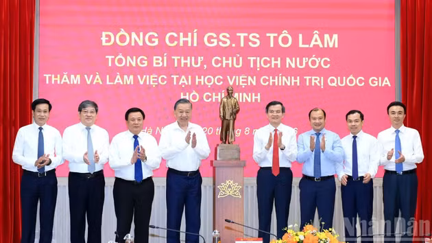 越共中央总书记、国家主席苏林向胡志明国家政治学院赠送胡志明主席雕像。