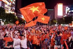 2026年东盟现代汽车杯半决赛次回合比赛中，阮春山为越南队攻入首球时，阮惠步行街的球迷瞬间沸腾。（图片来源：越通社）