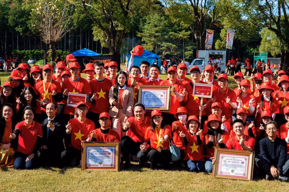 08-ngay-hoi-dai-doan-ket-toan-dan-toc-nam-2025-tai-fukuoka-xac-nhan-ky-luc-xep-la-co-to-quoc-lon-nhat-trong-cong-dong-nguoi-viet-tai-nhat-ban-8411282.jpg