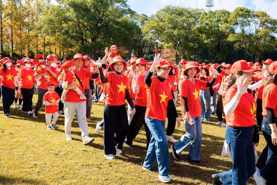 02-ngay-hoi-dai-doan-ket-toan-dan-toc-nam-2025-tai-fukuoka-xac-nhan-ky-luc-xep-la-co-to-quoc-lon-nhat-trong-cong-dong-nguoi-viet-tai-nhat-ban-8411265.jpg