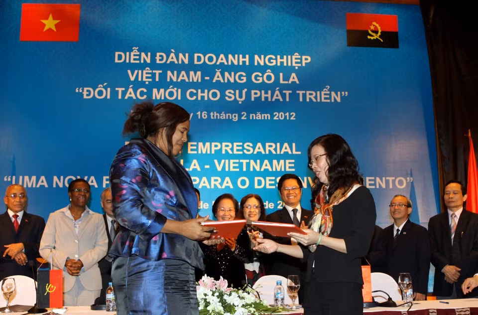 06-trao-doi-van-kien-hop-tac-giua-hai-nuoc-tai-dien-dan-doanh-nghiep-viet-nam-angola-voi-chu-de-doi-tac-moi-cho-su-phat-trien.jpg