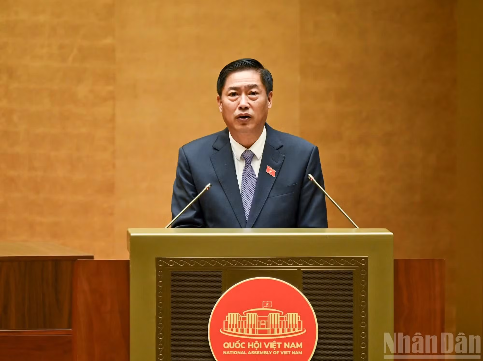 国家选举委员会代表在开幕式上作报告。