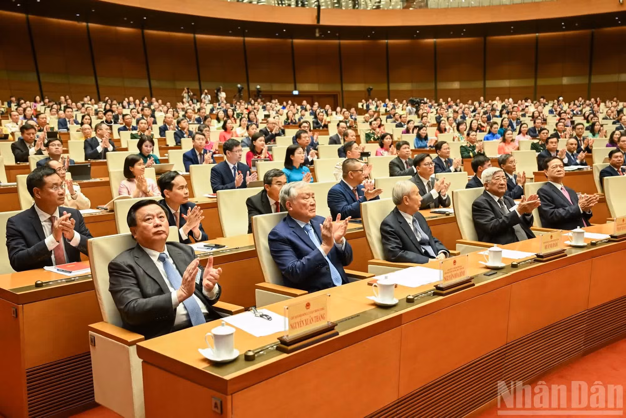 党、国家领导人和原党、国家领导人同各位国会代表一同出席开幕式。