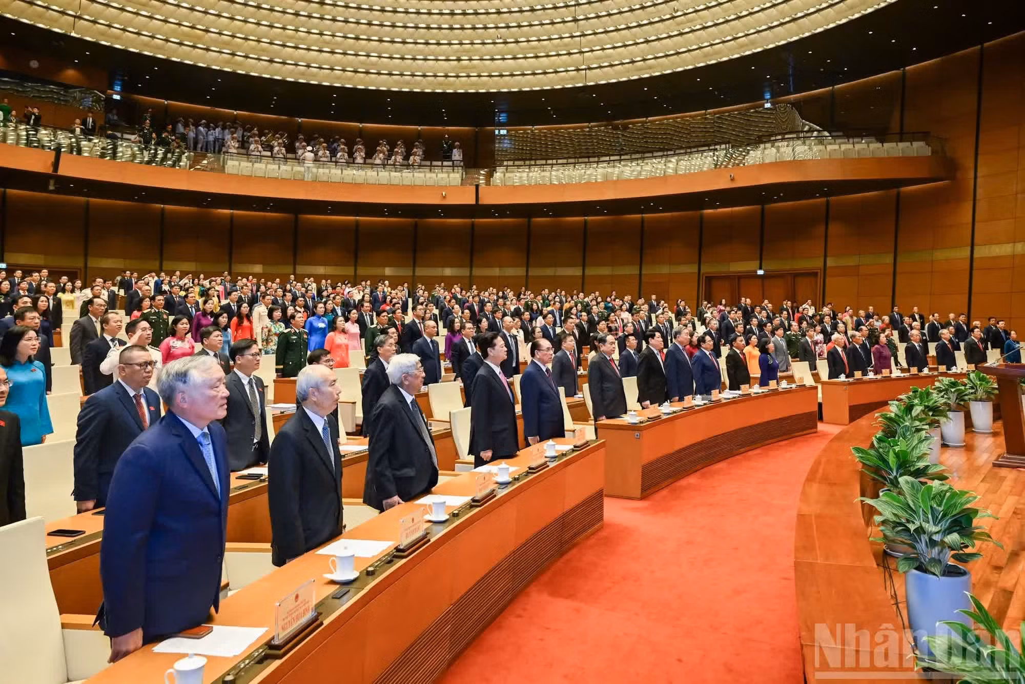 第十六届国会第一次会议隆重开幕。