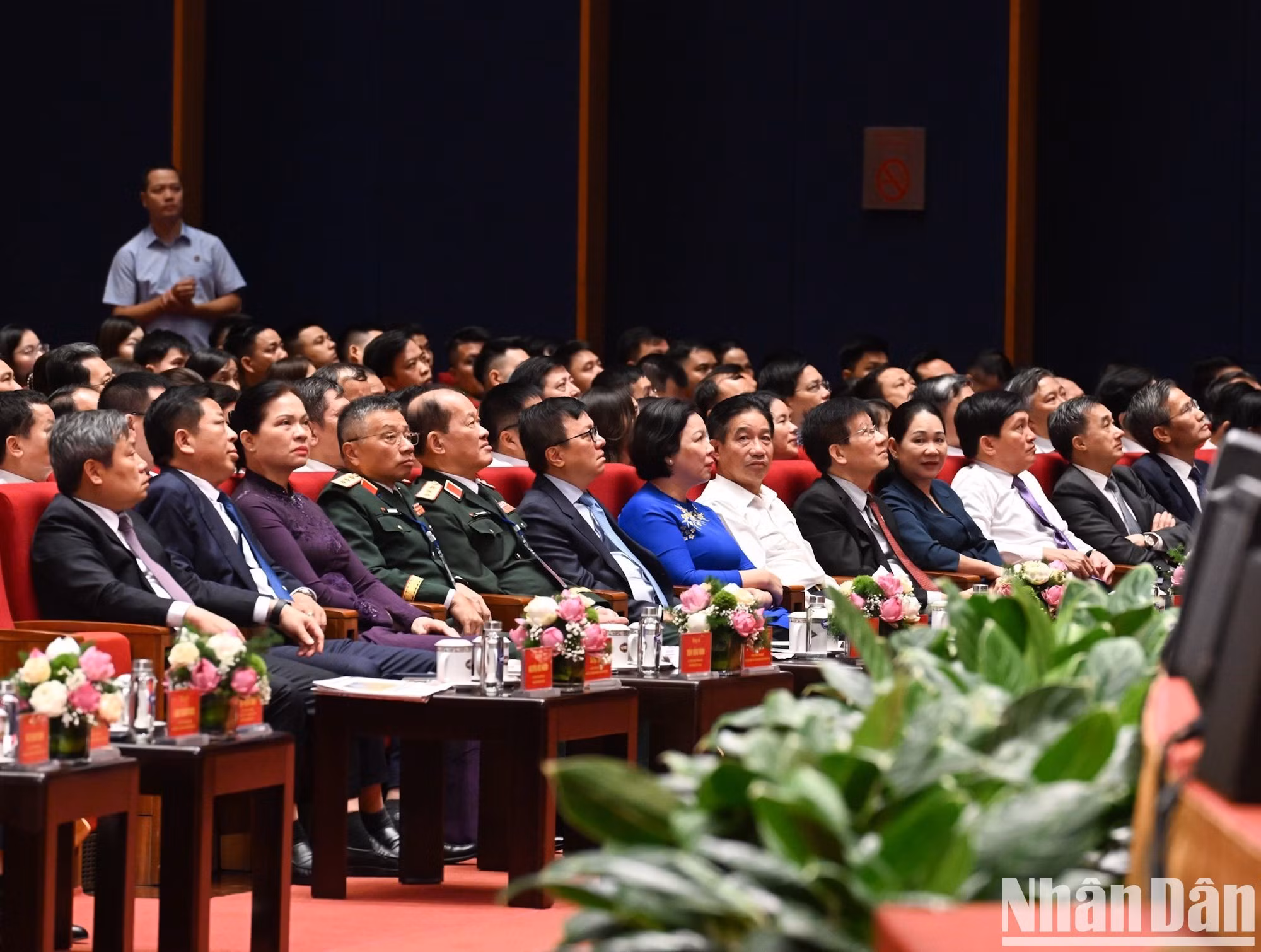 各部委、部门、行业领导出席活动。