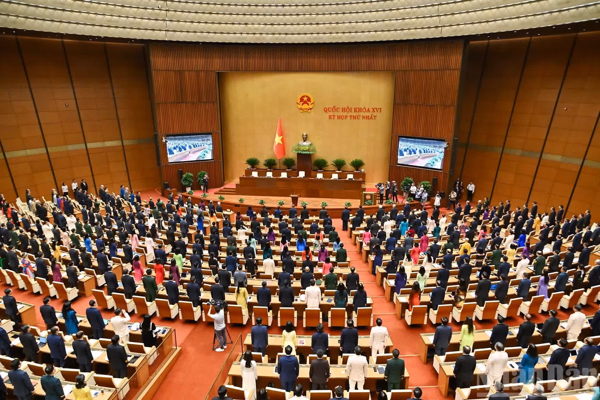 第十六届国会第一次会议开幕式升旗仪式场景。