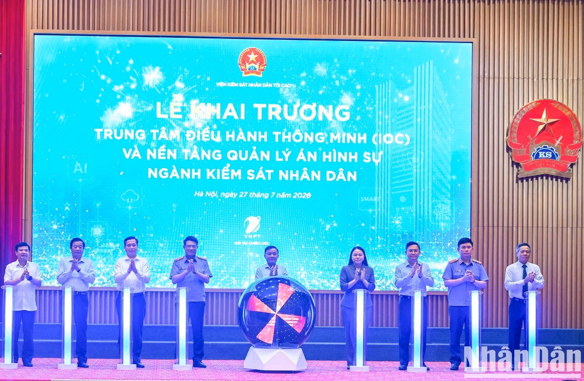 越共中央书记处常务书记陈锦秀及各位代表实现人民检察院智能运营中心和刑事案件管理平台的启用仪式。