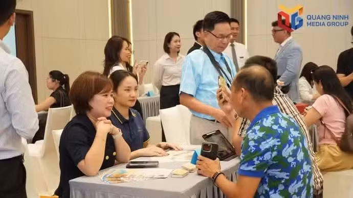 多家旅行社在2026年9月于广宁省举行的越南旅行社会议框架内对接广宁旅游产品。（图片来源：广宁报）