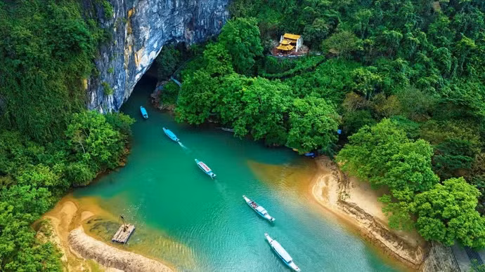 游船载游客前往参观丰芽洞——广治省最受游客欢迎的旅游目的地之一。（图片来源：越通社）
