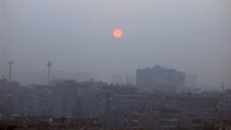 2022年1月8日，污染雾霾笼罩埃及开罗的天空。（图片来源：新华社/越通社）