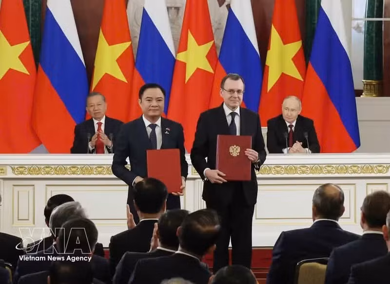 越共中央总书记、国家主席苏林与俄罗斯总统普京共同见证越俄双方交换双边合作文本。（图片来源：越通社）