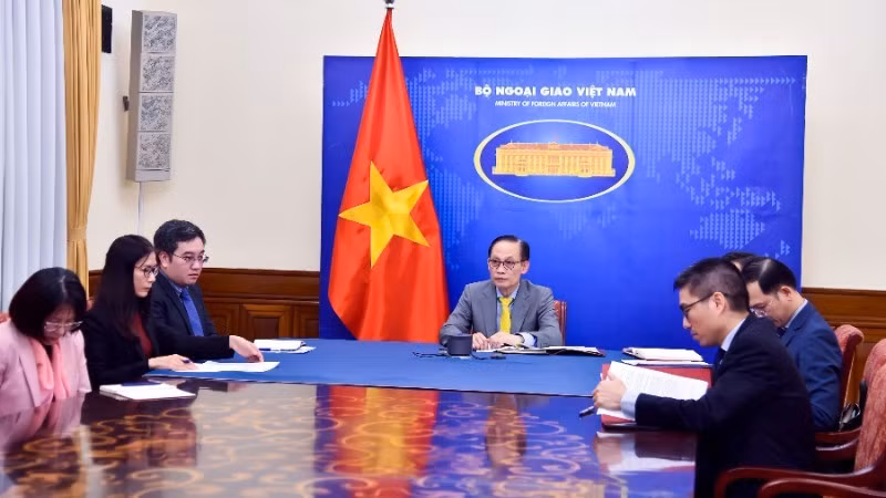 越南外交部长黎怀忠与法国欧洲和外交部部长让-诺埃尔·巴罗通电话。