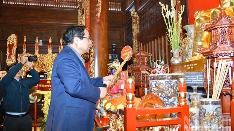范明正总理上香缅怀胡志明主席。