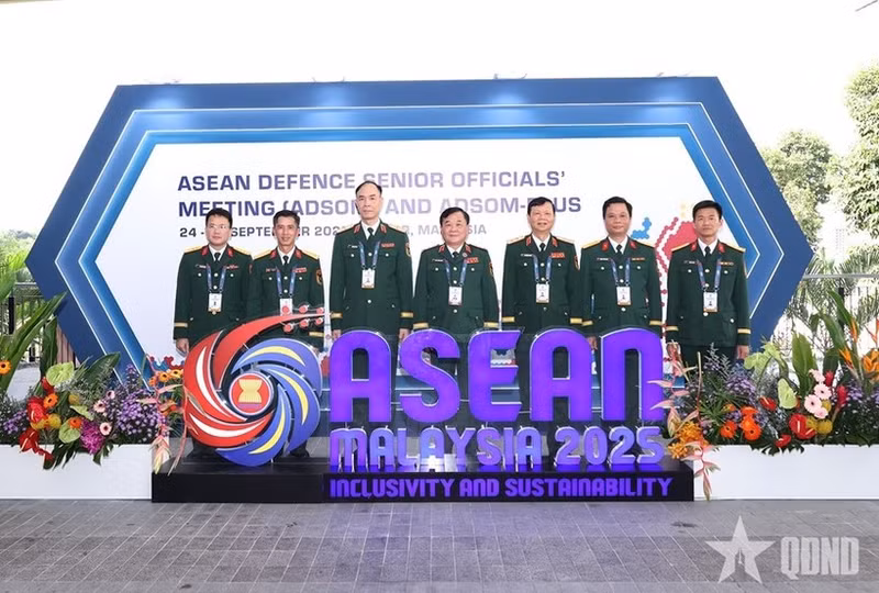 越南国防部副部长黄春战上将和越南代表团出席在马来西亚举行的东盟国防高官会。