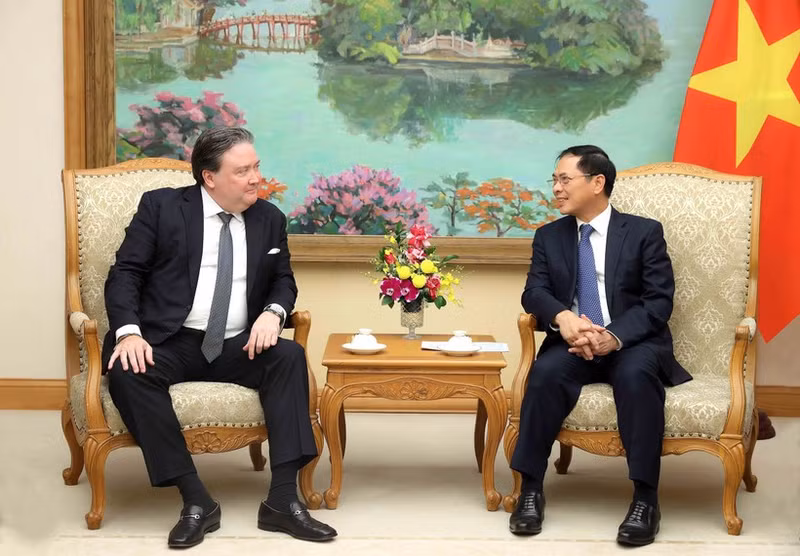 越南政府副总理裴青山会见美国驻越南大使马克·纳珀。