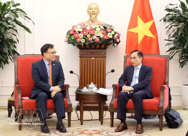越共中央政治局委员、外交部长黎怀忠会见韩国驻越大使崔泳杉。（图片来源：越通社）