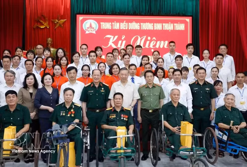 越共中央总书记、国家主席苏林前往北宁省顺成伤残军人疗养中心，看望慰问伤病残军人并向其赠送慰问品。（图片来源：越通社）