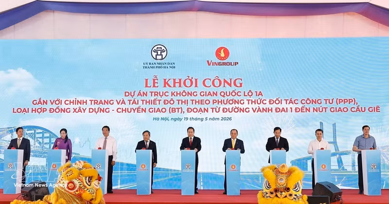 越南国会主席陈青敏在河内出席1A国道空间轴线项目开工仪式 。