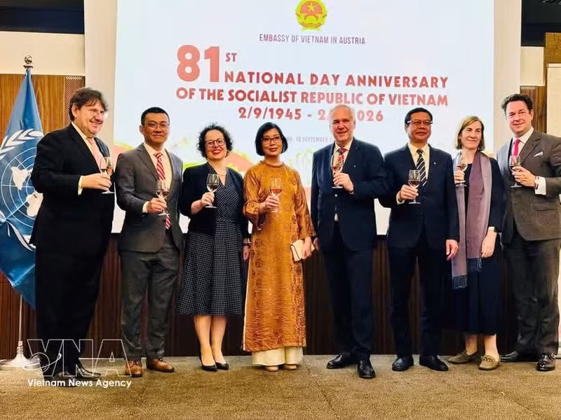 越南驻奥地利大使武黎蔡黄和各位代表举杯庆祝越南国庆81周年。（图片来源：越通社）