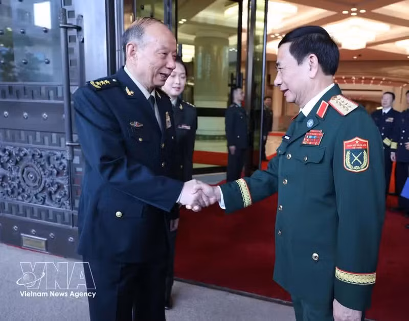 越共中央政治局委员、政府副总理、国防部长潘文江大将会见中共中央军事委员会副主席张升民上将。（图片来源：越通社）