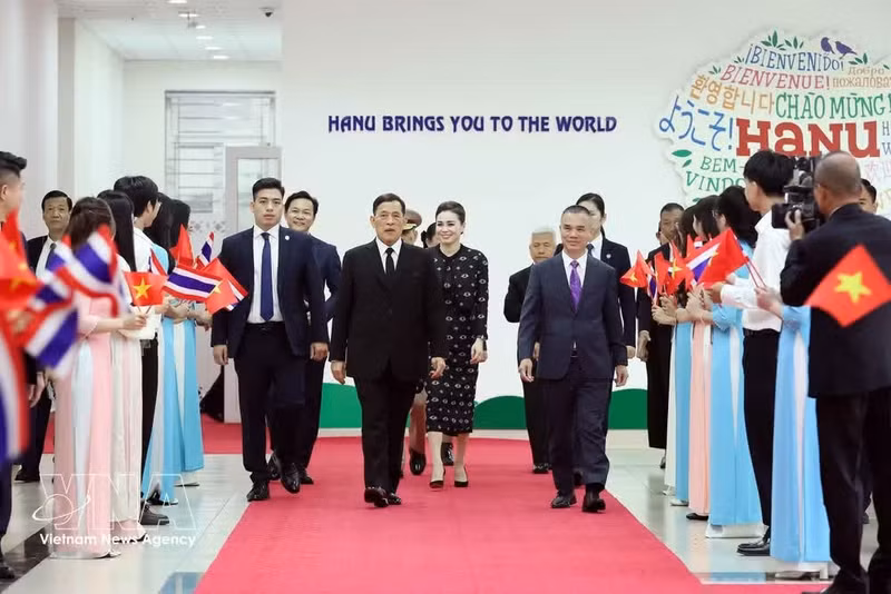 泰国国王与王后访问河内大学并与师生会面交流。（图片来源：越通社）